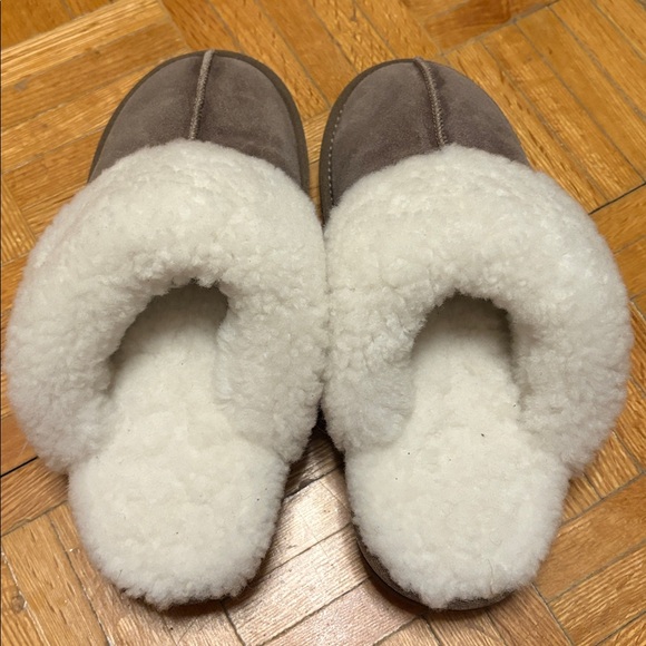 Nuknuuk BNWOB Women's Tan Shearling Slippers cozy cottage casual indoor size 6 - Picture 1 of 5